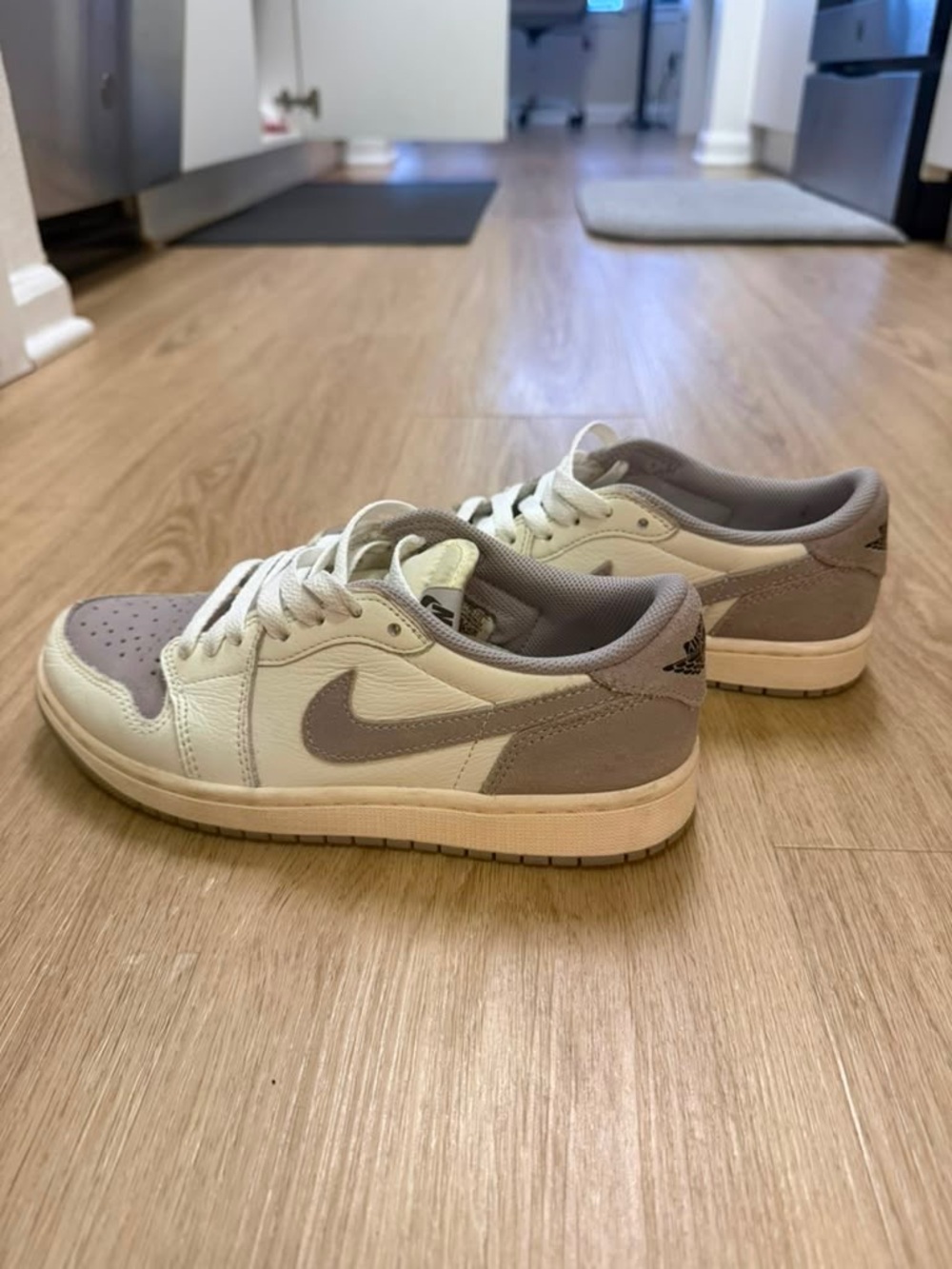 Nike Low-Top Sneakers in White & Light Gray